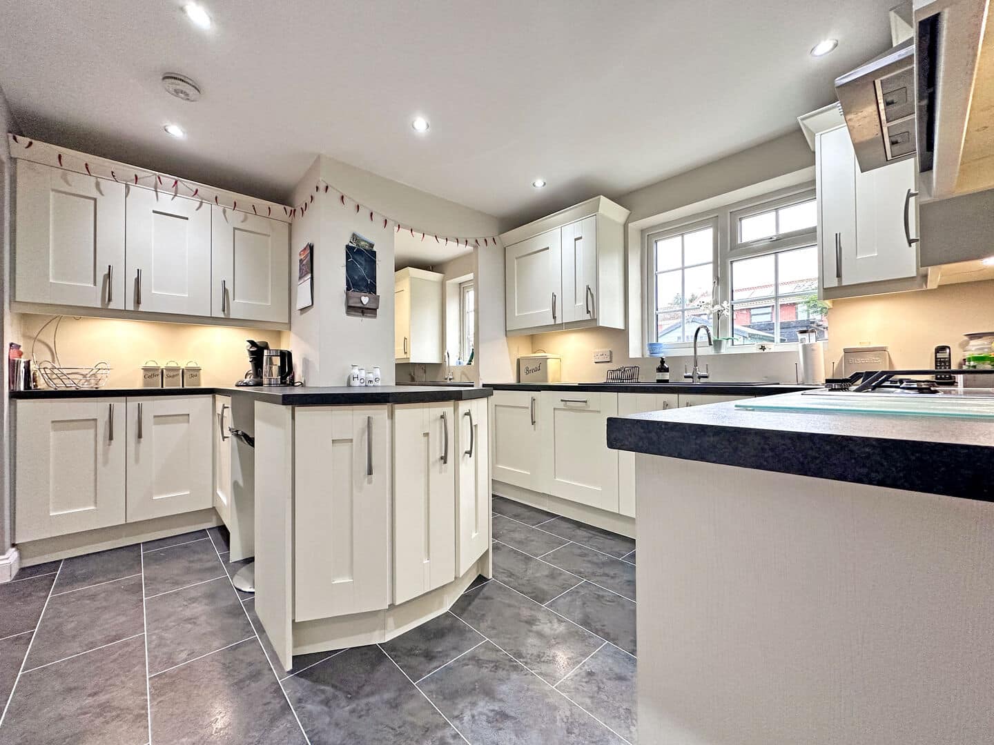 Russell Close, TIPTON, DY4 0HZ