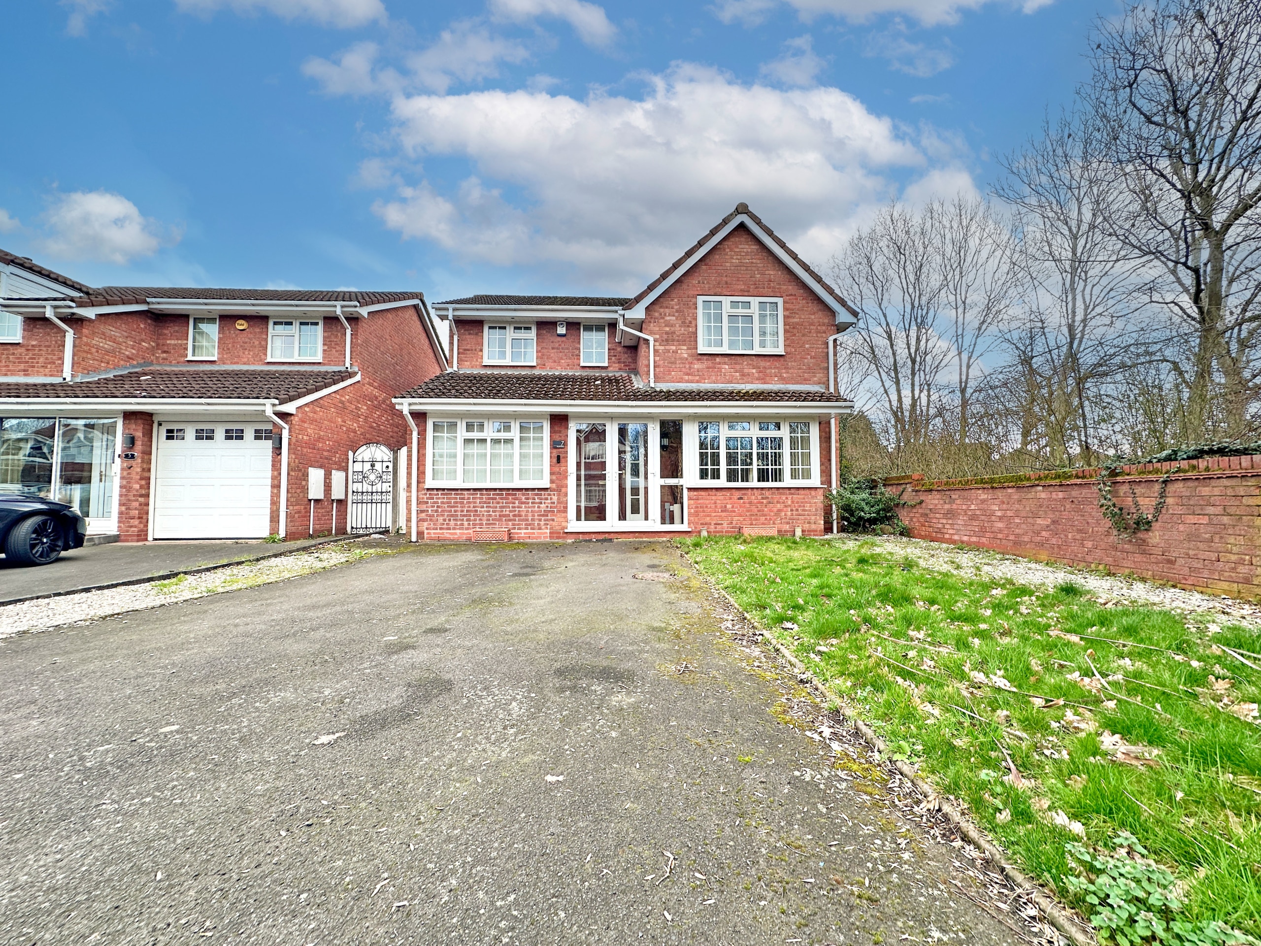 Russell Close, TIPTON, DY4 0HZ