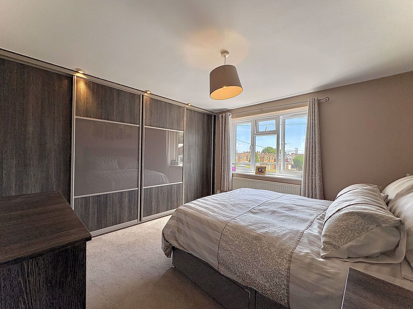 Bermuda Close, WOODSETTON, DY1 4LZ