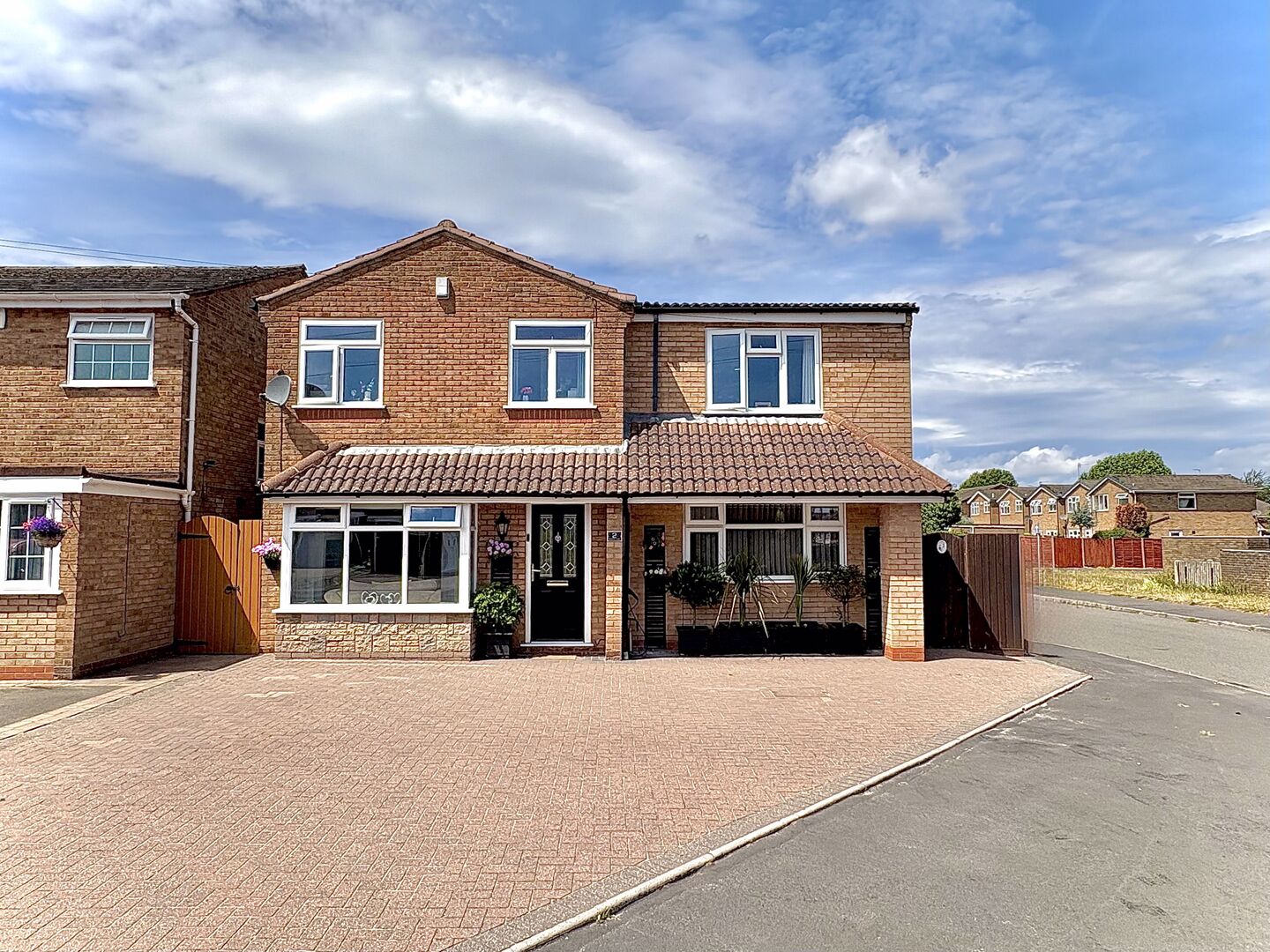 Bermuda Close, WOODSETTON, DY1 4LZ